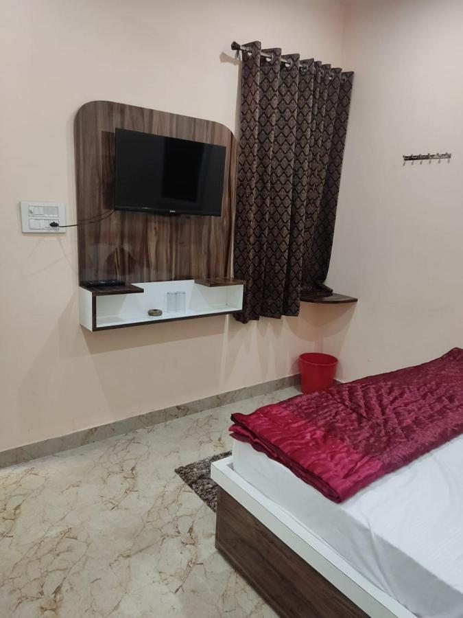 The Orchid Villa Homestay - Walkable Distance From Taj Mahal Agra  Εξωτερικό φωτογραφία